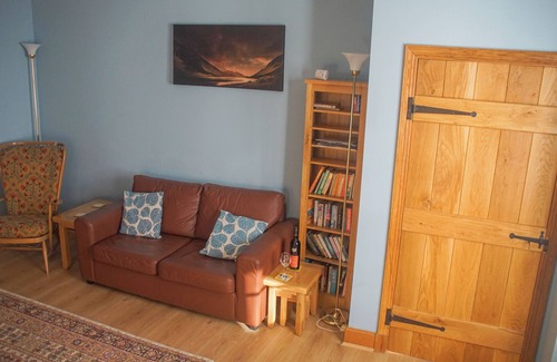 Invergarry Cabaña | SHEPHERD’S COTTAGE, pet friendly, with open fire in Fort Augustus