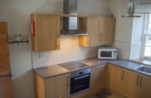 Invergarry Cabaña | SHEPHERD’S COTTAGE, pet friendly, with open fire in Fort Augustus
