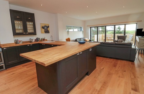 Berwick-upon-Tweed Casa | SHEPHERDS HOUSE, pet friendly, character holiday cottage in Lowick