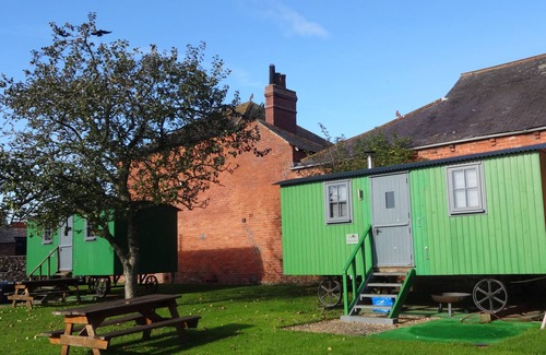 Wigton Cabaña | Shepherds Hut with en-suite shower room and on site Bistro and gym