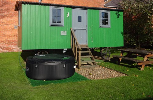 Wigton Cabaña | Shepherds Hut with en-suite shower room and on site Bistro and gym