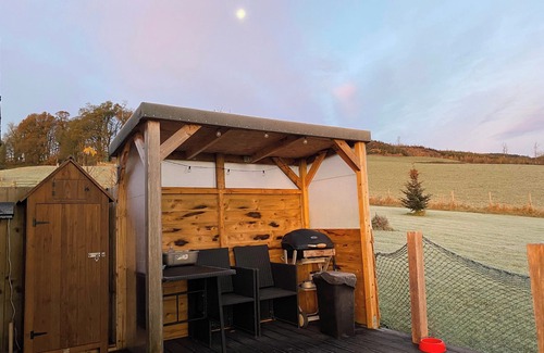 Newbridge Cabina | Shepherds Hut-1 Bed-Hot Tub -views