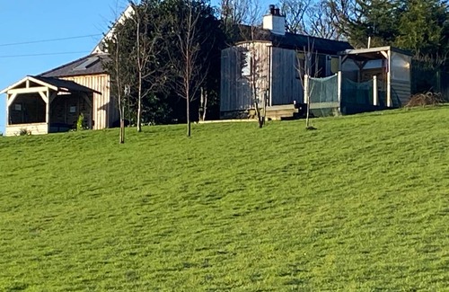 Newbridge Cabina | Shepherds Hut-1 Bed-Hot Tub -views