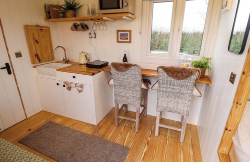Aubourn Cabaña | SHEPHERDS HUT - ASH, pet friendly, with hot tub in Lincoln