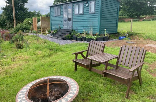 Llanfairpwllgwyngyll Casa | Shepherds Hut with Hot Tub North Wales Anglesey