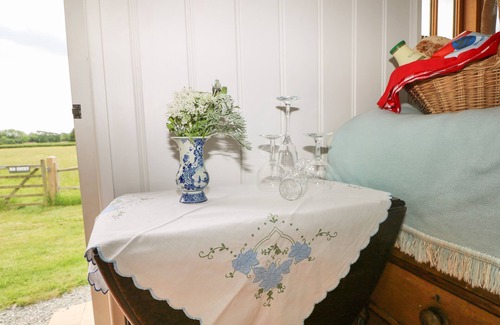 Offham Cabaña | SHEPHERDS HUT, romantic, with a garden in Barcombe Cross