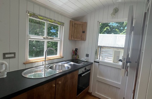 Sageston Cabina | Shepherd’s Hut, stylish, romantic, great location. Pembrokeshire National Park.