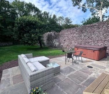 Milford Haven Casa | Shepherds Hut with Hot Tub