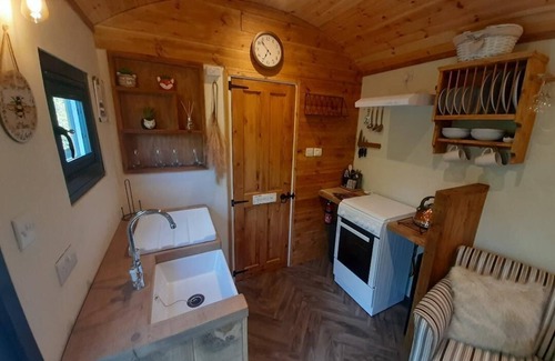 Malltraeth Cabina | Shepherds Hut with hot tub on Anglesey North Wales