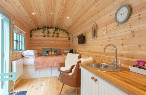Maidstone Cabina | Shepherds Hut With Hot Tub. Pet-friendly. Own Private Garden Area