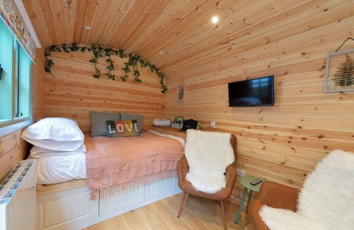 Maidstone Cabina | Shepherds Hut With Hot Tub. Pet-friendly. Own Private Garden Area