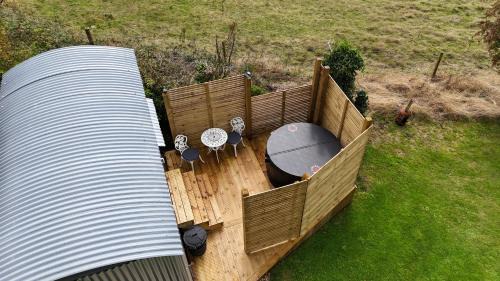 Weymouth Otro | Shepherds hut with Hot Tub pet friendly
