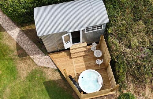 Weymouth Otro | Shepherds hut with Hot Tub pet friendly