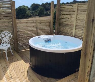 Weymouth Otro | Shepherds hut with Hot Tub pet friendly