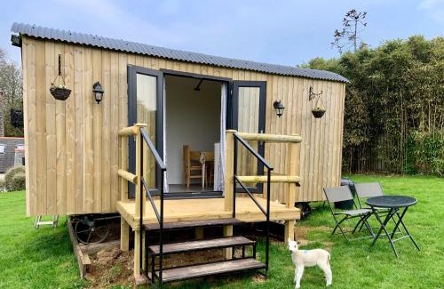 St Wenn Otro | Shepherds hut with hot tub
