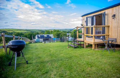 St Wenn Otro | Shepherds hut with hot tub