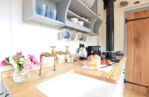 Woodbridge Cabaña | SHEPHERDS PIGHTLE, pet friendly, with open fire in Hollesley