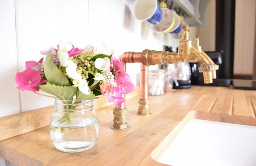 Woodbridge Cabaña | SHEPHERDS PIGHTLE, pet friendly, with open fire in Hollesley