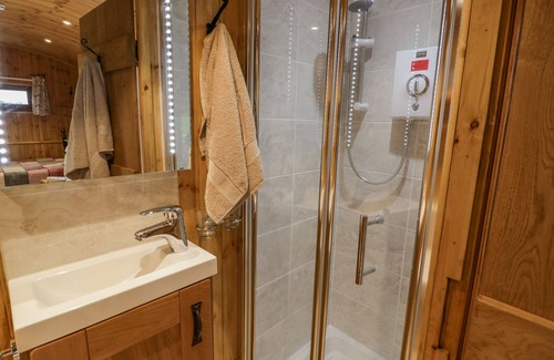 Farlow Cabaña | SHEPHERDS RETREAT, pet friendly, with a garden in Cleobury Mortimer