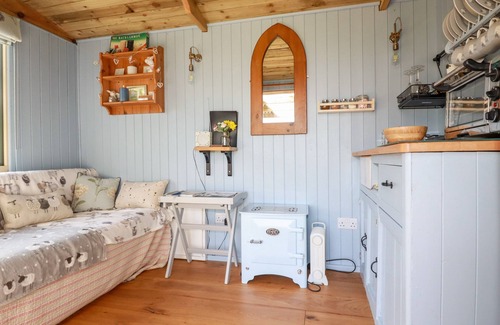 Brazzacott Cabaña | SHEPHERDS RETREAT, romantic, with hot tub in Crackington Haven