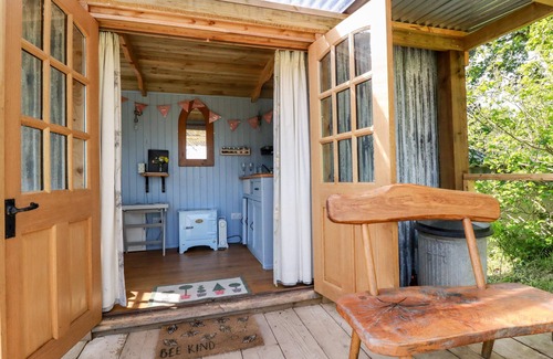Brazzacott Cabaña | SHEPHERDS RETREAT, romantic, with hot tub in Crackington Haven