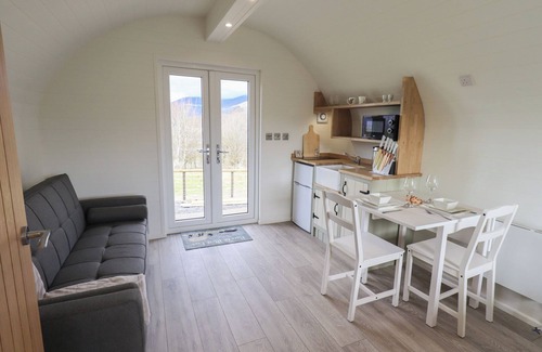 Keswick Cabaña | SHEPHERDS VIEW, romantic, with a garden in Keswick