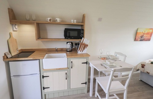 Keswick Cabaña | SHEPHERDS VIEW, romantic, with a garden in Keswick