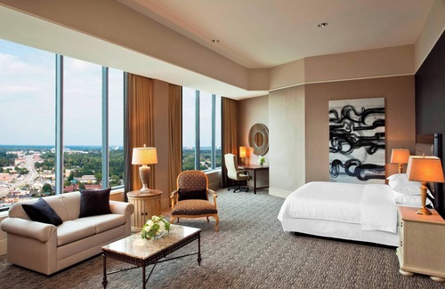 Greensboro Hotel | Sheraton Greensboro at Four Seasons
