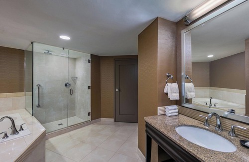 Greensboro Hotel | Sheraton Greensboro at Four Seasons