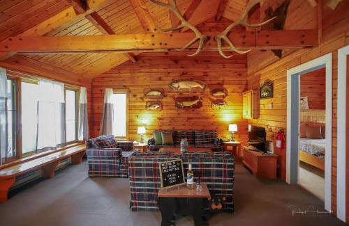 Chester Casa | Sherbrooke Lake Cottage with Private Beach