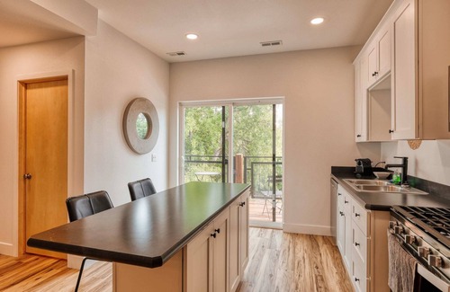 Sheridan Apartamento | Sheridan Sanctuary: Chic 3BR Suite, Prime Location