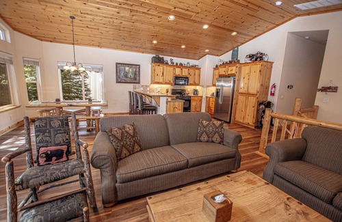 Tahoma Casa | Precioso 3br, 2. 5 ter bis Dog-Friendly Home con bañera de hidromasaje en el hermoso oeste de la orilla de Tahoe