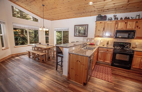 Tahoma Casa | Precioso 3br, 2. 5 ter bis Dog-Friendly Home con bañera de hidromasaje en el hermoso oeste de la orilla de Tahoe