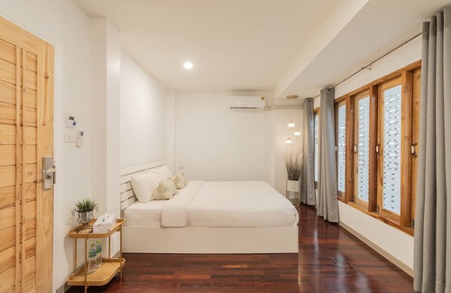 Wua Lai Hotel | Sherva101 Home and Hostel