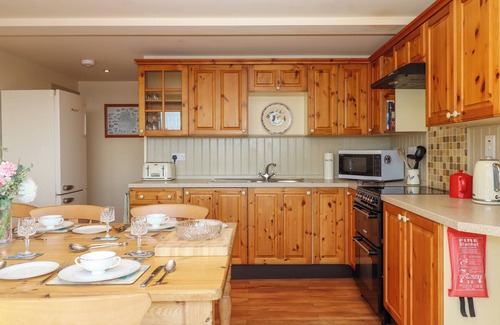 Westcott Cabaña | SHERWAY COACH HOUSE, family friendly, with hot tub in Bradninch