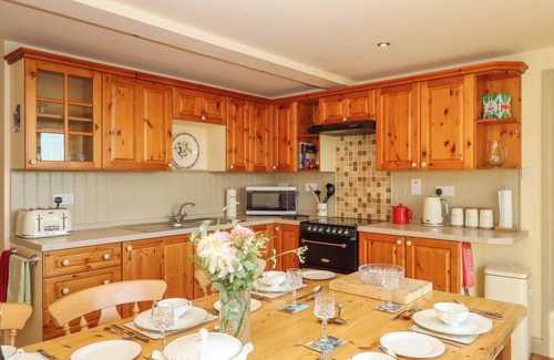 Westcott Cabaña | SHERWAY COACH HOUSE, family friendly, with hot tub in Bradninch