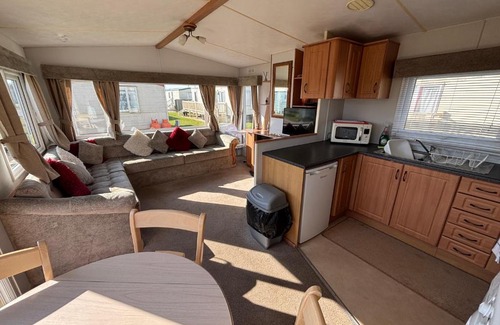 Chapel Saint Leonards Apartamento | Sherwood 307 - Golden Palm, ramped veranda, central heating, bed linen, WiFi - Meadow Lakes Caravan & Lodge Hire