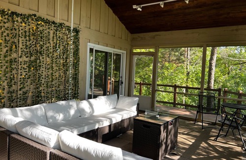 Minnetonka Casa | Sherwood Treehouse Vacation Rental