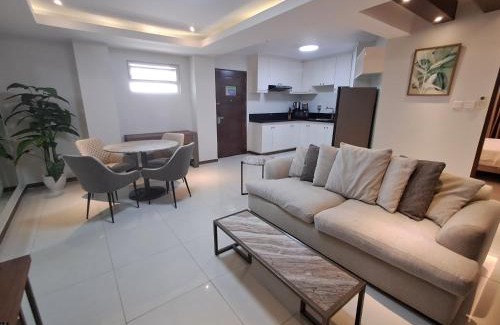 Malabanias Apartamento | Sheryll Escapes - La Grande1 BR 304 with balcony, Netflix & WiFi