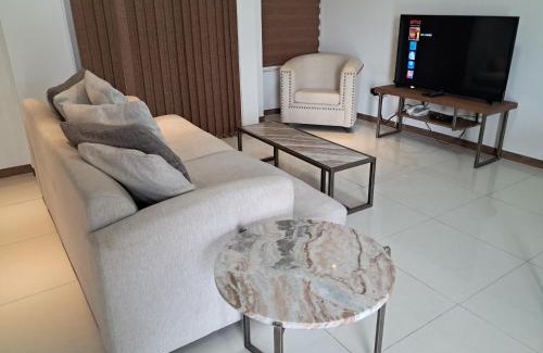 Malabanias Apartamento | Sheryll Escapes - La Grande1 BR 304 with balcony, Netflix & WiFi