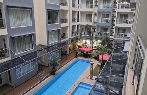 Malabanias Apartamento | Sheryll Escapes - La Grande1 BR 304 with balcony, Netflix & WiFi