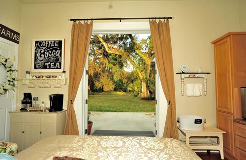 Edgewater Casa | Shey Farms está ubicado en 5 acres en una hermosa y segura ubicación apartada.