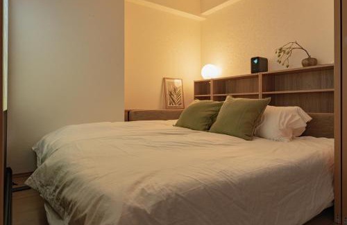 Chinatown Apartamento | SHIKA HOME 横浜中華街-高級ファミリーカップル向けワイドキングベットホームシアター駅徒歩4分 長期滞在者向け定期清掃サービス Luxury Family CoupleRoom with Home Theater 2m Large Bed 4min to Station