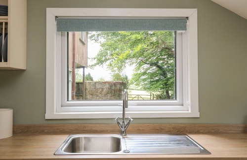 Sticklepath Cabaña | SHILSTONE LODGE, pet friendly, character holiday cottage in Chagford