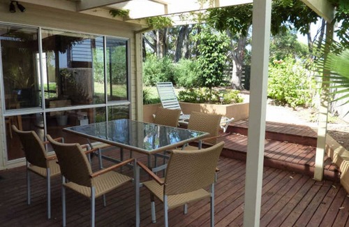 Malua Bay Casa | 'Shimoda' on Illabunda, McKenzies Beach
