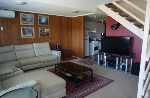 Malua Bay Casa | 'Shimoda' on Illabunda, McKenzies Beach