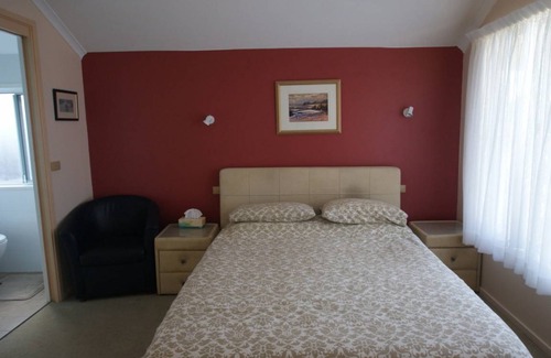 Malua Bay Casa | 'Shimoda' on Illabunda, McKenzies Beach