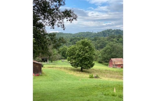 Wolfe Cabaña | Shinbrier Cottages guest house lodging in Bramwell