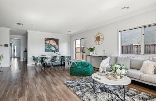 Point Cook Casa | Shine Point Cook - Elegant Home Sweet Home