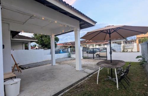 Taman Kota Masai Casa | Shines GuestHouse 3Br with Outdoor Chilling